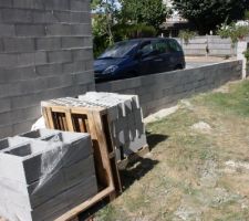 Construction du muret destiné à recevoir des grilles coordonnées au futur portail coulissant.