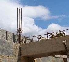 Les ma&ccedil;ons pr&eacute;parent le coffrage pour la poutre de soutient et la dalle de l'&eacute;tage.