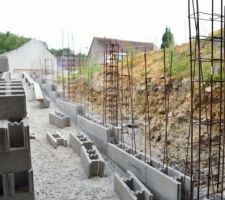 1ze rang de parpaing bloc &agrave; banch&eacute; pos&eacute;. Plus ou moins la 1ere fois que je monte un mur.