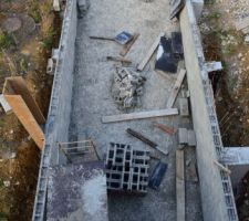 Parpaing bloc &agrave; banch&eacute; mont&eacute; puis coul&eacute;, environ 6M cube de b&eacute;ton tout de m&ecirc;me &agrave; la main/b&eacute;tonni&egrave;re puis roul&eacute; &agrave; la brouette pour finir au sceaux, tass&eacute; &agrave; l'aiguille vibrante.