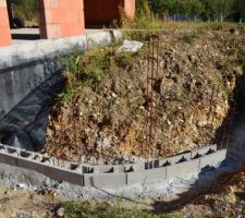 Début du montage du mur de la futur terrasse.