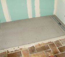 Les choses sérieuses ont commencé : voici le receveur monopente 160x90 cm encollé en place.