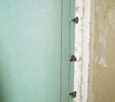 Astuce personnelle pour accrocher les carreaux de plâtre au BA13. Bien sûr, des évidements sont percés dans le carreau pour accueillir ces têtes de vis et de la colle à carreaux enduira les têtes avant de présenter le carreau.