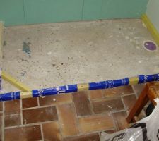 L'emplacement du receveur de douche est matérialisé par ce coffrage.