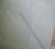 Début de découpe des saignées dans les carreaux de plâtre. Oui, je suis au courant qu'il n'est pas du tout conseillé de faire des saignées obliques. Mais comme je ne peux pas faire de raccord encastré, je suis bien obligé de faire aboutir mes 110 cm d'alimentation quelque part. Et ça tombe bien, les arrivées sont en bas à droite...