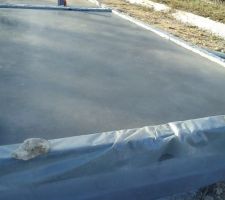 Le garage et le petit chemin piétonnier qui longe le terrain.