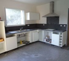 Fin de la pose de la faïence de la cuisine