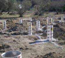 Les tranch&eacute;es ont &eacute;t&eacute; creus&eacute;es, la semelle coul&eacute;e, et les plots le seront demain (avec quelques jours de retard pour cause de grand froid, le chef de chantier ayant pr&eacute;f&eacute;r&eacute; attendre que les temp&eacute;ratures remontent).