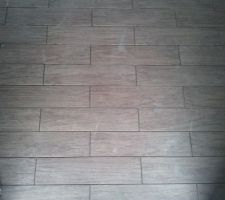 Carrelage RDC (dégoûté, nous souhaitions une pose décalée 1/3, comme se pose ce genre de carrelage immitation parquet. Nous l'avions bien précisé au constructeur peu de temps avant la pose et voilà le résultat !!!!!!!!!!)