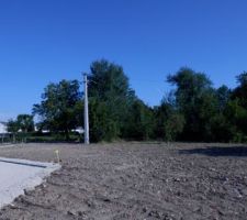 Notre terrain avec le fameux poteau EDF