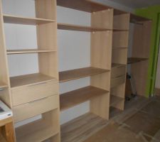 Chambre parentale du rez de chaussé. Aménagement d'un pan de mur en dressing (viendront plus tard les portes coulissantes)