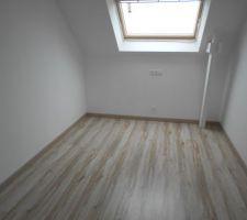 Une partie de la Mezzanine (peinture sous couche pour l'instant et parquet pos&eacute;)