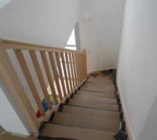 Vue du haut de l'escalier : seules les sous couches blanches sont pos&eacute;es