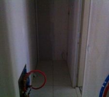 Celier pour le ballon d'eau chaude et arrivée PAC