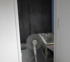 Premi&egrave;re passe de b&eacute;ton noir et pr&eacute;pa des murs pour l'etanch&eacute;it&eacute;