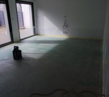 Pr&eacute;pa du sol , application d'un produit qui bouche les pores de la dalle b&eacute;ton,pour &eacute;viter les bulles d'air   protection des murs