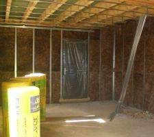 Les rails &agrave; placo ont &eacute;t&eacute; pos&eacute;s et 50mm de laine a &eacute;t&eacute; emboit&eacute; entre.