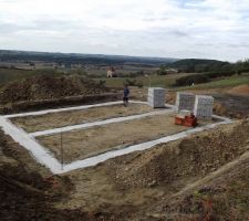 Les fondations ont &eacute;t&eacute; coul&eacute;es, et les parpaings du vide sanitaire sont d&eacute;j&agrave; l&agrave;