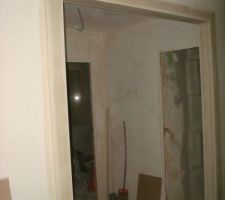 Encadrement autour de l'ouverture du salon