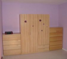 Mes anciens meubles qui rentrent au mm pres sur un mur :) 
Les amateurs d'Ikea reconnaitront les commodes Malm (super rapport qualite prix)et l'armoire Kullen