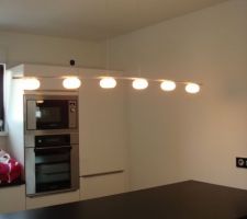 Luminaire en place! on adoooooooooore! luminosite tip top pour les repas du soir :)