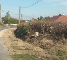 Foss&eacute; creus&eacute; et r&eacute;seau d'eau prolong&eacute; devant le terrain