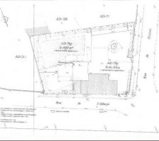 LE TERRAIN EST DONC DIVISE EN 2. 
LA PARTIE DE GAUCHE AVEC LES 600m&sup2; EST A NOUS. NOUS AVONS 2 ENTREES, UNE DONNANT SUR CHACUNE DES RUES. COMME CA , CHACUNE CHEZ SOI !