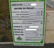 Panneau de construction posé après avoir reçu la réponse du permis de construire