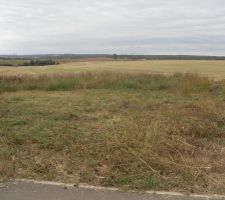 Terrain du projet en légère pente descendante (env.4%) non raccordé au tout à l'égout (comme le reste du lotissement)