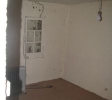 Pi&egrave;ce pr&eacute;vu ici cellier et bureau