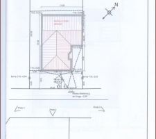 Plan de masse avec l'orientation de la maison. Le côté jardin est donc Nord Ouest et les chambres sont au sud est. Il y avait 2 emplacements parking obligatoires à prévoir devant la maison. Le terrain comprend une cuve de récupération d'eau de pluie enterrée pré-installée.