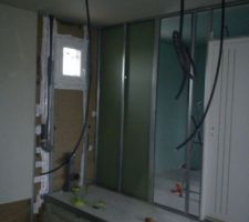 Première cloison, la salle de bain