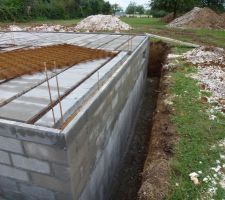 On voit le début de l'enduit hydrofuge réalisé par mon mari.