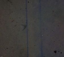 A droite, la ligne du carreleur.
A gauche, la ligne parall&egrave;le au mur que j'ai faites moi devant ses yeux. Voila la diff&eacute;rence (4cm et on &eacute;tait pas au fond de la pi&egrave;ce)