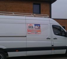 S.E.S. Construction, l'entreprise qui a réalisé le gros oeuvre, terrassement et toiture.
Du bon travaille.