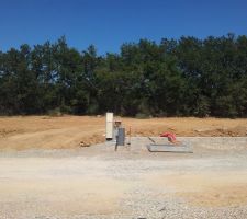 Vue du terrain r&eacute;seau &eacute;lectrique et t&eacute;l&eacute;com en place.