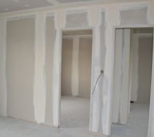 Portes de chambre des filles.
