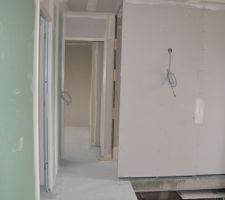 Couloir qui donne dans la chambre de Jules. A gauche, la salle de bain. A droite, porte de notre chambre et vide sur l'entr&eacute;e.