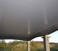 Le lambris pvc est pos&eacute; sous le auvent