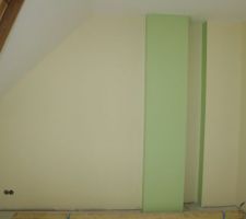 Placo   peinture du doublage (en vert le coffrage du conduit poujoulat)