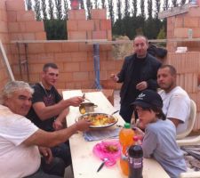 Invitation des maçons à manger un couscous sur le chantier