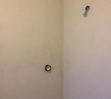 Salle de bain parents , b&eacute;ton cir&eacute; : idem traitement antid&eacute;rapant au sol et humidit&eacute; sur les murs