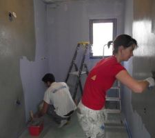 Salle de bain enfants , l'&eacute;quipe sensation-b&eacute;ton en action,on apper&ccedil;oit encore le traitement anti-humidit&eacute;