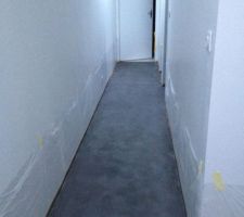 Couloir b&eacute;ton cir&eacute; 1 er couche , il reste le vernis  2 couche et ensuite l'&eacute;tape finale la cire, pour donner de la profondeur.