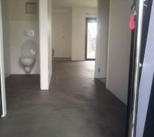 La première couche de vernis a été appliquée ce matin ,interdiction de marcher dessus !!! la 2 eme couche c'est pour le début de l'aprem midi,ensuite il faudra 78 h de séchage avant l'ultime étape la cire .