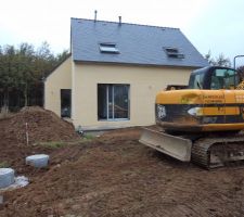 Terrassement en cours : mise en place de l'assainissement individuel