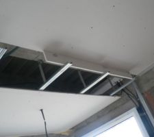 Coté salon une double portée oblige à baisser le plafond à 2m35