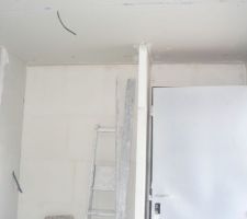 La porte d'entrée ouvre tout juste. emplacement du vestiaire