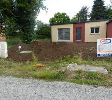 Vue de la maison dans les dernières phases de construction.