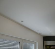 Spots de la cuisine au-dessus de la fen&ecirc;tre: espacement de 1 m